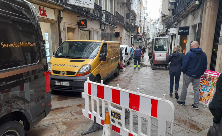 Unas obras provocan un insólito atasco en la calle Real