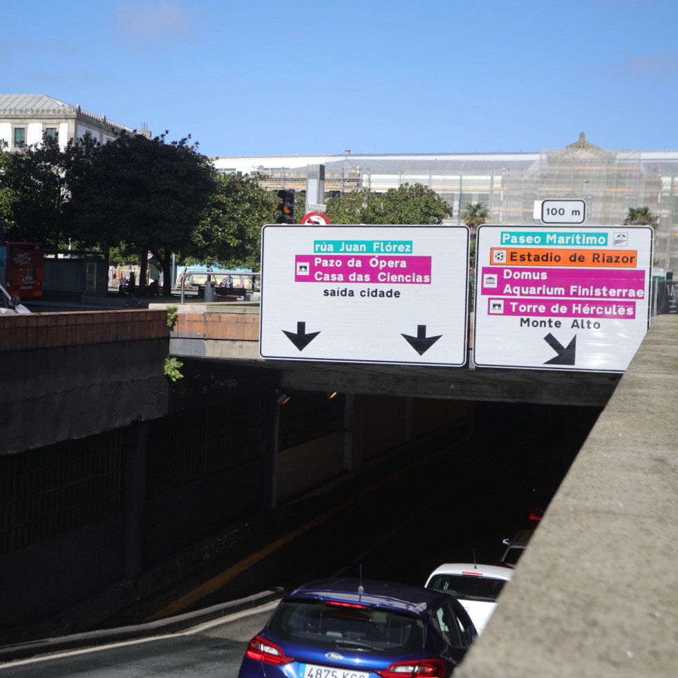 Un camión se atasca en el túnel de Juana de Vega