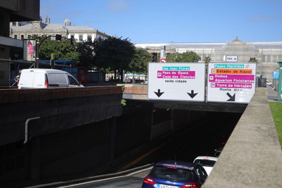 Un camión se atasca en el túnel de Juana de Vega