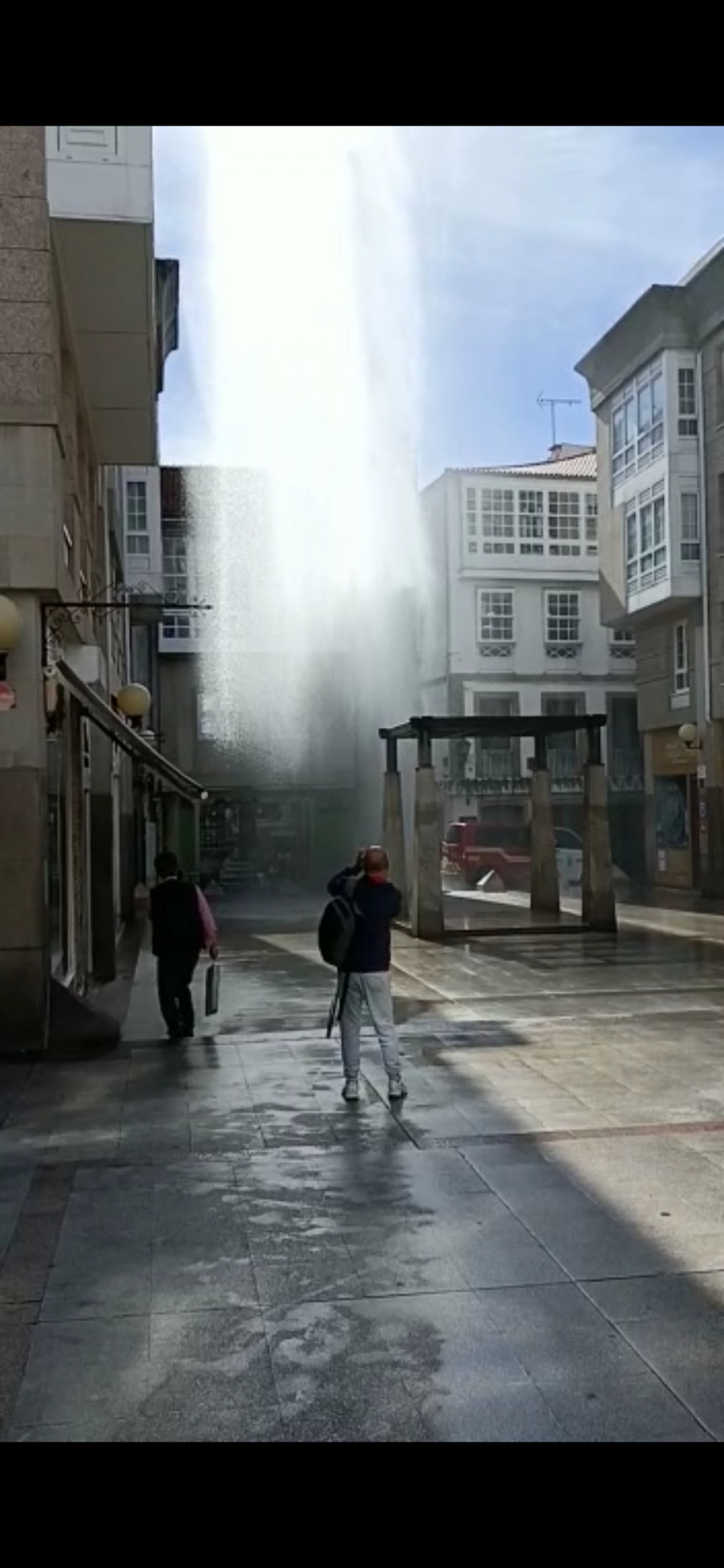 Un hidrante roto provoca una tromba de agua en la calle Galera