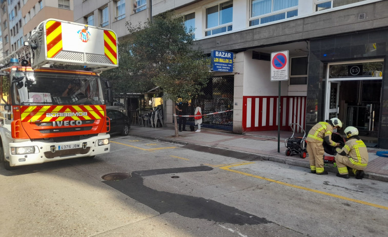 Un incendio doméstico obliga a cerrar la avenida de Os Mallos al tráfico