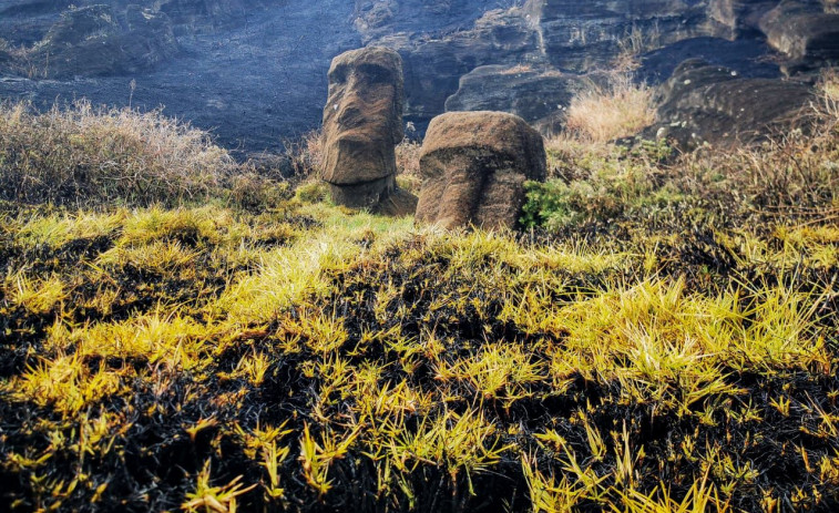 Un incendio en la Isla de Pascua afecta a varios moais