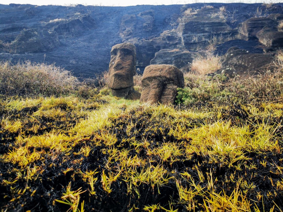 Un incendio en la Isla de Pascua afecta a varios moais