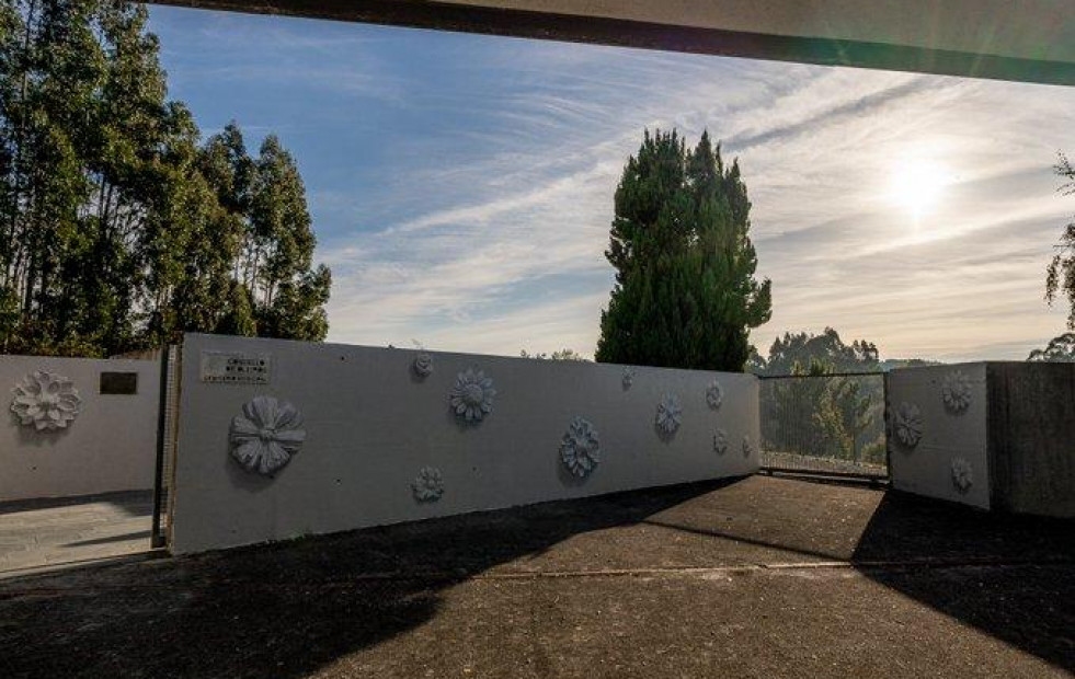 El artista urbano Yoseba MP decora las fachadas del cementerio municipal de Dorneda