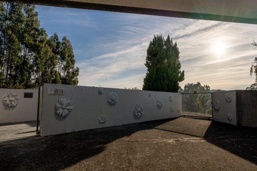 El artista urbano Yoseba MP decora las fachadas del cementerio municipal de Dorneda