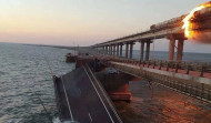 Una explosión destruye parte del puente de Crimea, la joya de Putin