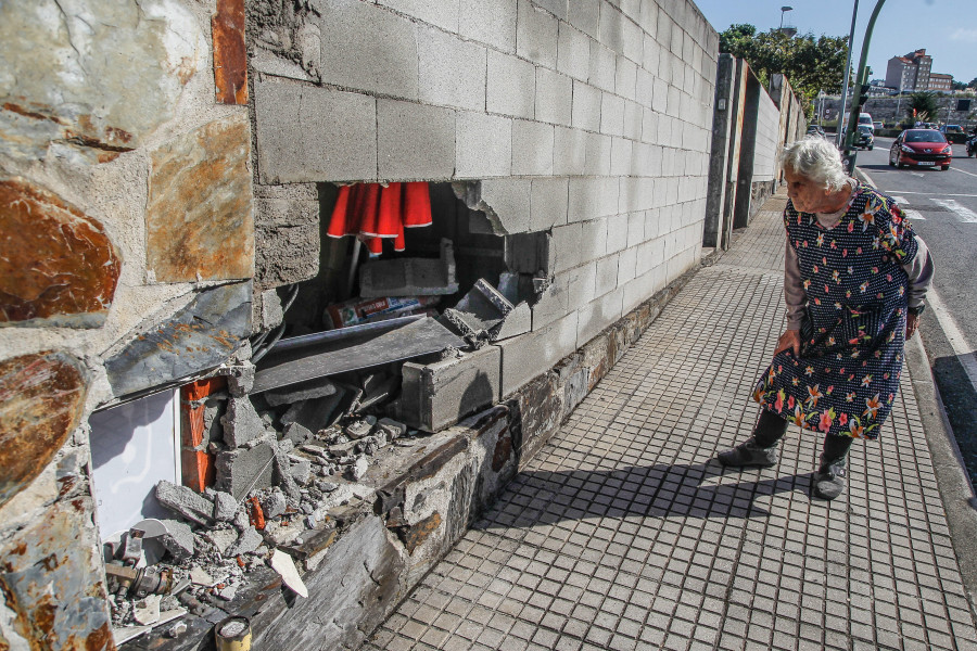 Un nuevo accidente en la ronda de Camilo José Cela aviva la indignación vecinal