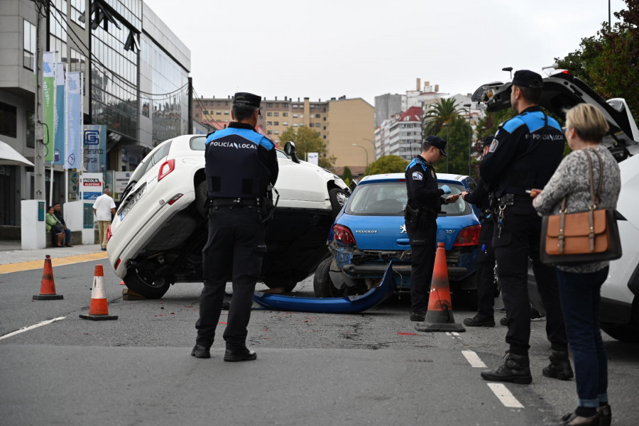 Un coche se estrella contra otro y se queda montado sobre él en Vioño