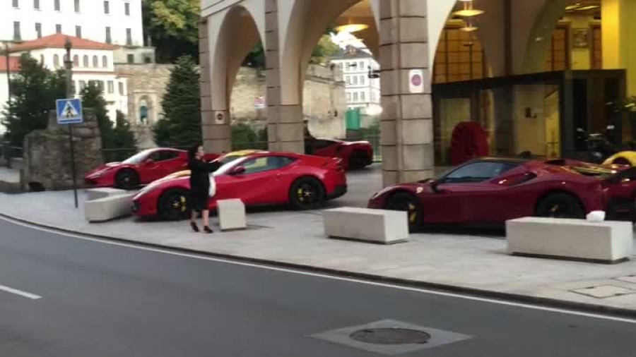 Ocho cavallinos rampantes de Ferrari brillan a las puertas del hotel Finisterre