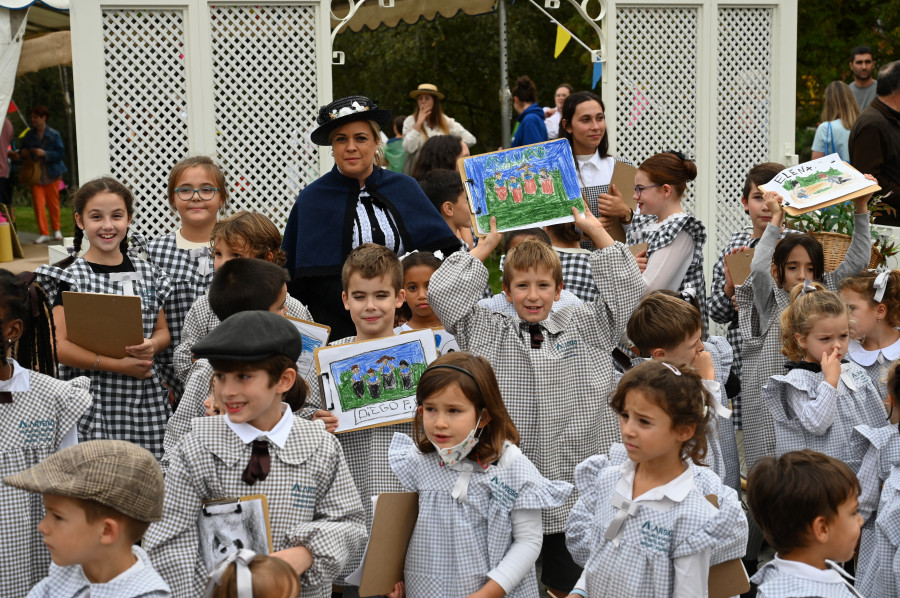 Arteixo ‘vuelve’ a las escuelas para evocar la infancia de la mano de la Feira Histórica 1900