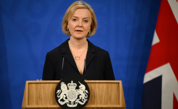 Liz Truss, asediada por el “fuego amigo” de los conservadores