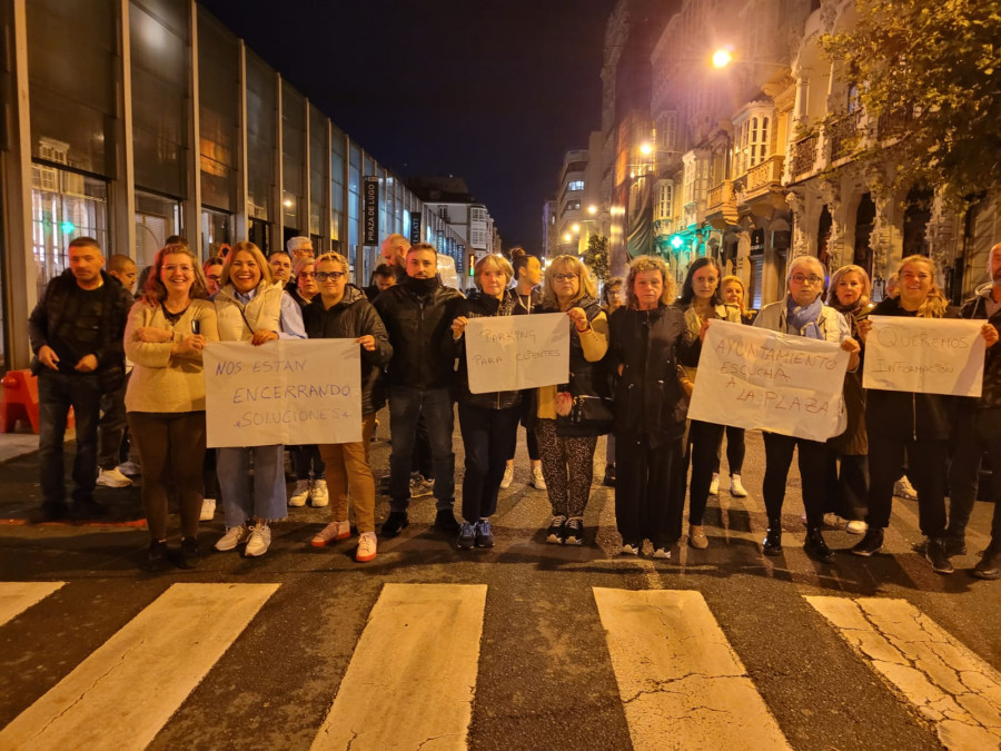 Placeros y vecinos de la plaza de Lugo, en A Coruña, salen a la calle para protestar por las obras de la zona