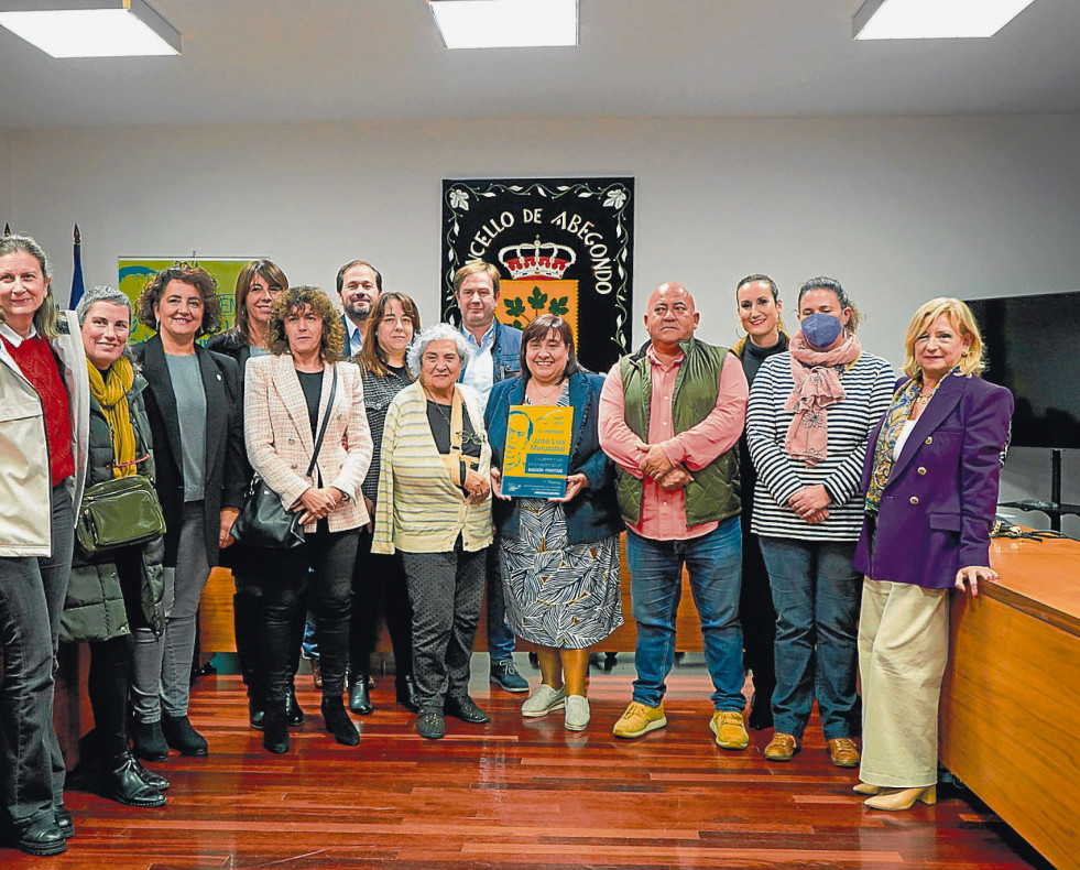 La presidenta de Anhida Coruña, Pilar Castiñeira, recibió el premio Muruzábal