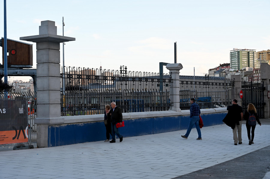 El puerto de A Coruña avanza en la renovación de su imagen y luce ya su nuevo vallado
