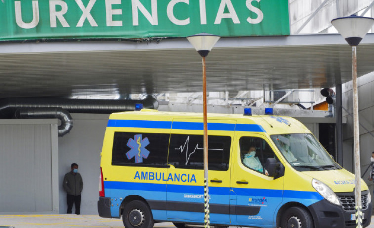 Un conductor rescatado tras quedar su coche colgado sobre la autopista en Ferrol