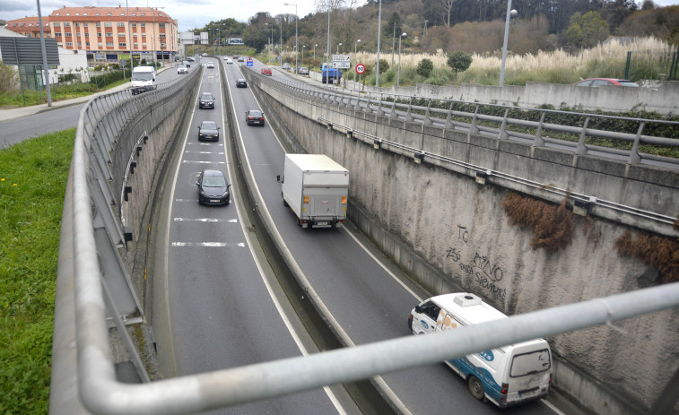 Cuatro heridos en una colisión entre dos coches en el túnel de O Seixal