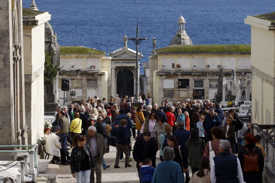 Gran afluencia a los cementerios en un festivo de Todos los Santos pospandemia