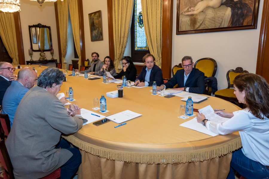 La piscina de O Castrillón se abre al público con un contrato de tres meses