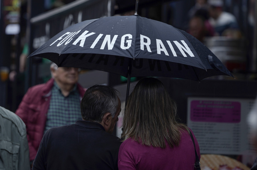 Lluvias y alerta naranja por marejada este domingo en Galicia