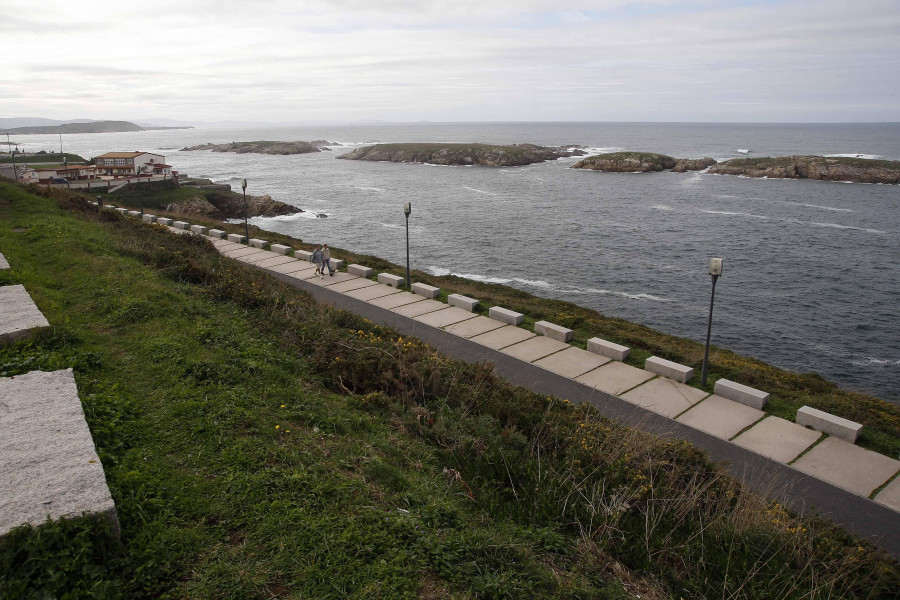 Los Bomberos de A Coruña rescatan a un hombre con vida en la costa de O Portiño