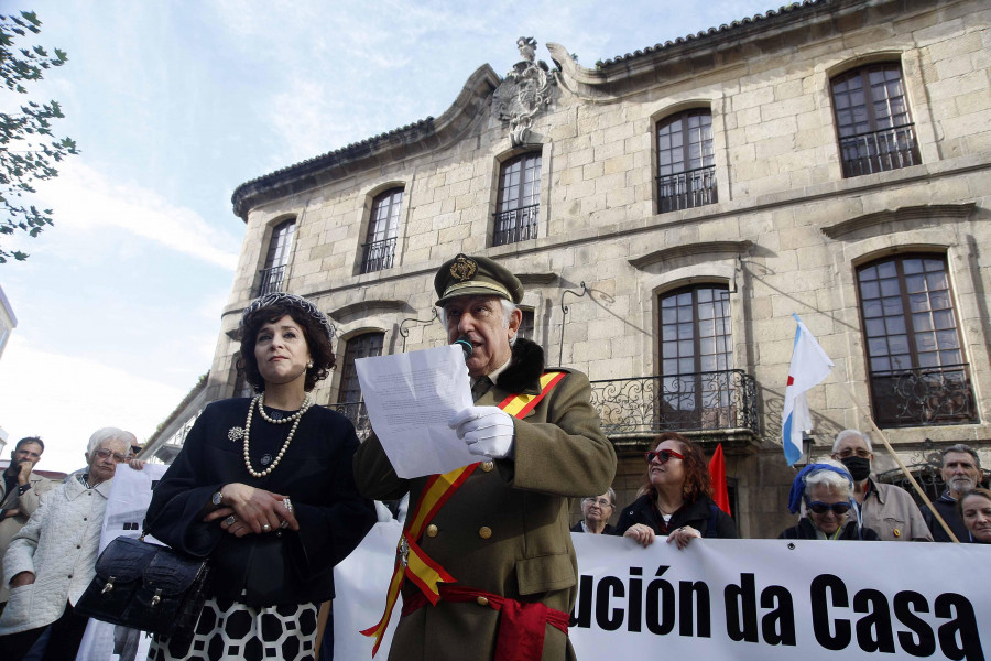 Una marcha cívica pide la devolución de la Casa Cornide al patrimonio público