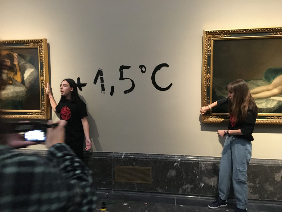 Dos activistas ecologistas se pegan a los marcos de las Majas' de Goya en el Prado