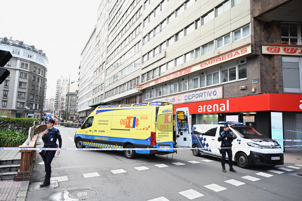 Un hombre se precipita en la plaza de Pontevedra