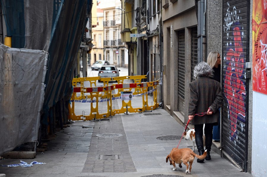 Desalojados cuatro okupas tras un derrumbe en una vivienda en A Coruña