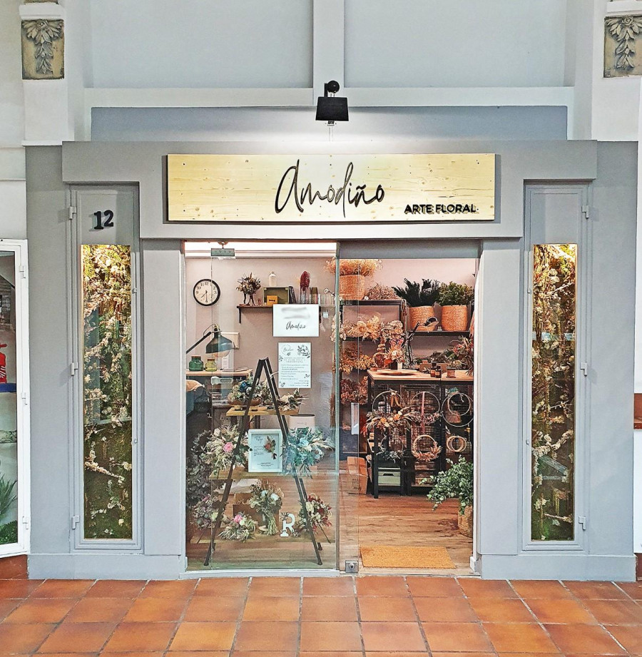 El arte floral de Amodiño se convierte en tienda física con su apertura en la calle Real