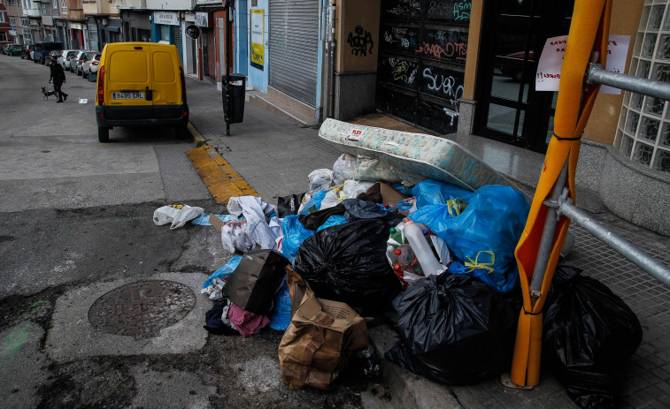 Vecinos de la calle Industrial tiran la basura en la acera al retirarse el contenedor