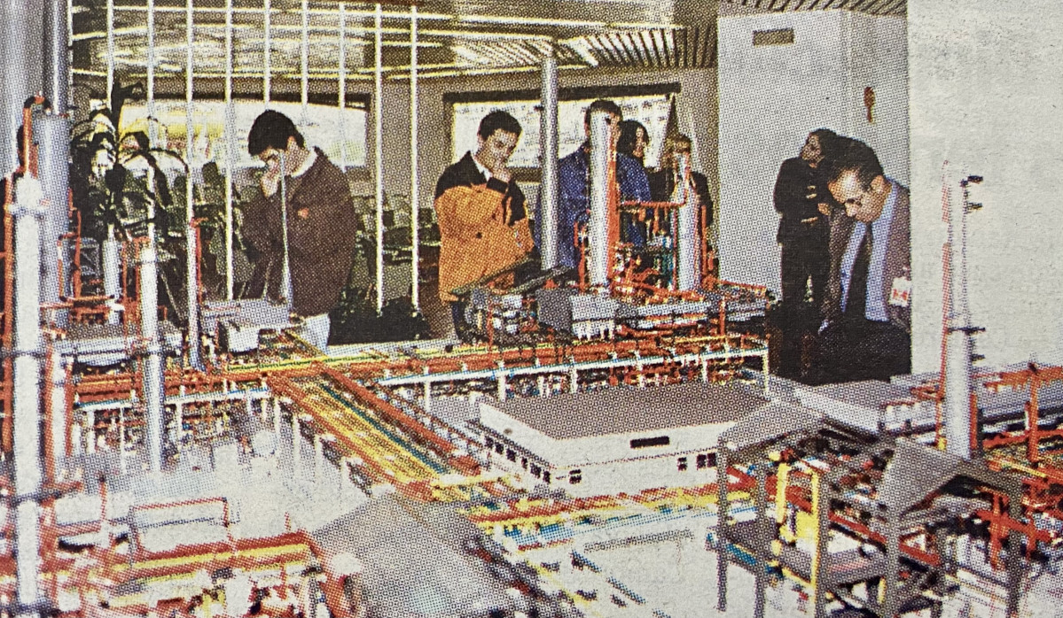 Familiares de los empleados de Repsol, en una visita a la sala de maquetas 1997