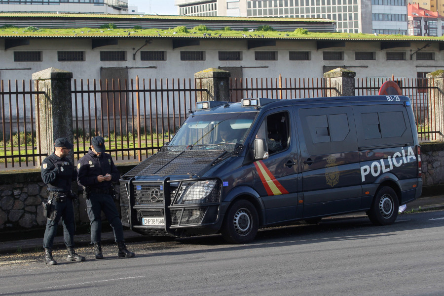 Normalidad en el puerto de A Coruña y los polígonos en la primera jornada de huelga del transporte