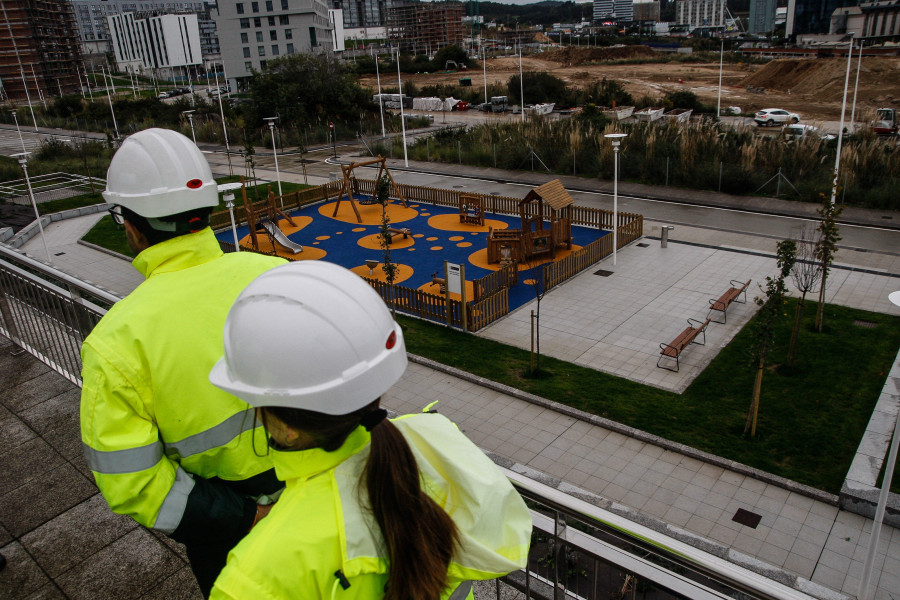 La urbanización de Xuxán avanza con la apertura de un parque infantil