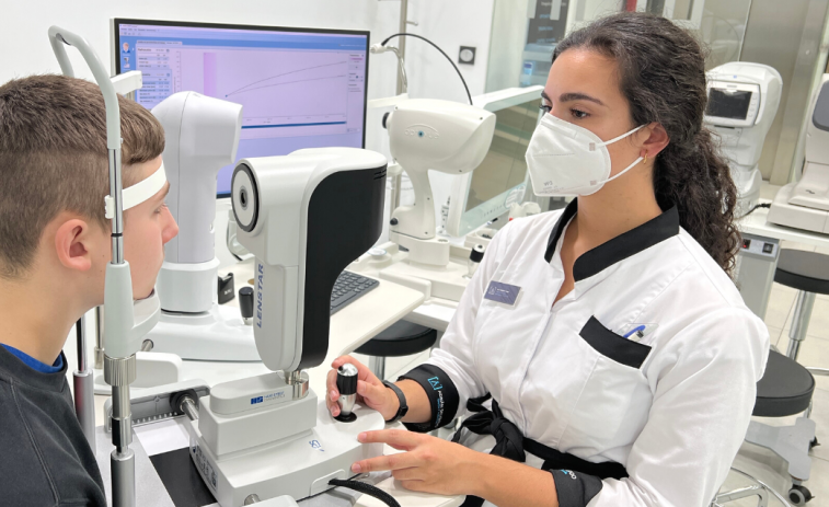 Una óptica de A Coruña aplica una técnica pionera para tratar la miopía en niños