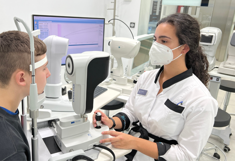 Una óptica de A Coruña aplica una técnica pionera para tratar la miopía en niños