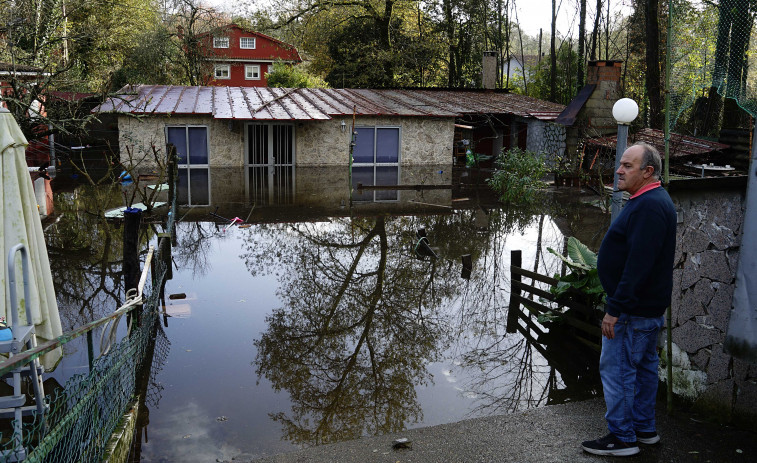 Vecinos evacuados en una parroquia de Ponteareas y viales cortados por el desbordamiento del río Tea