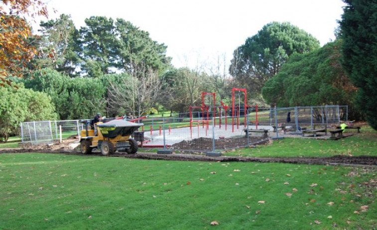 Oleiros instala un circuito de calistenia en el parque de las Trece Rosas