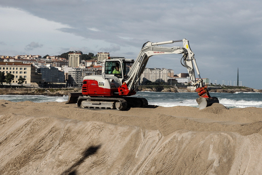 Las playas de A Coruña se preparan para el verano: adiós a la duna de Riazor