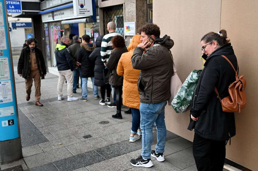 Los coruñeses se retraen al comprar Lotería de Navidad y las cifras son similares a 2021