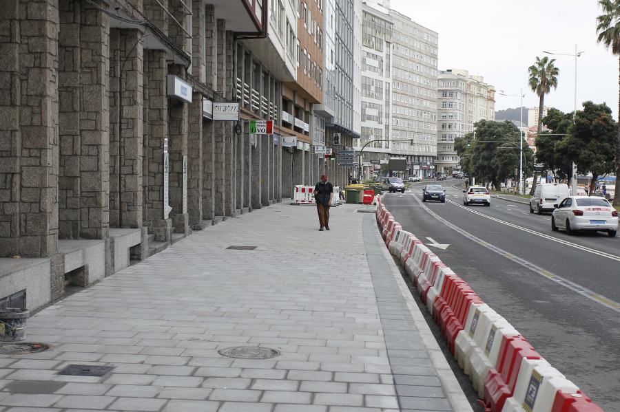 Una motorista herida leve en un accidente en Riazor