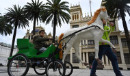 Vuelven las sonrisas a Méndez Núñez, en A Coruña: los caballitos cabalgan de nuevo