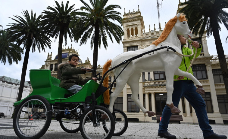 Vuelven las sonrisas a Méndez Núñez, en A Coruña: los caballitos cabalgan de nuevo