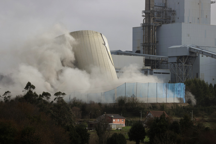 VÍDEO: Meirama dice adiós a la chimenea de su central térmica