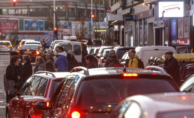 El 53 por ciento de los coruñeses emplea el vehículo privado a diario para acudir al trabajo o a estudiar