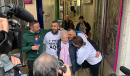 Emoción y fiesta en la calle Barcelona de A Coruña, agraciada con el Gordo de la Lotería