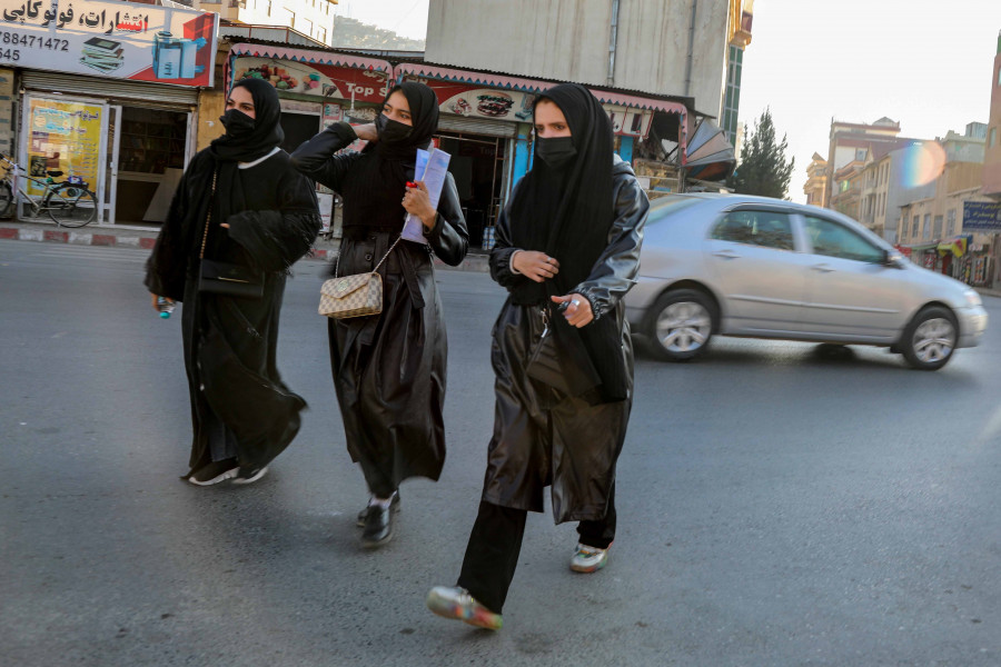 Los talibanes prohíben a las mujeres trabajar en las ONG