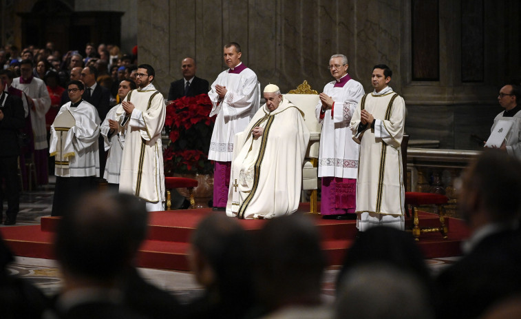 El papa Francisco pide oraciones para Benedicto XVI, que 