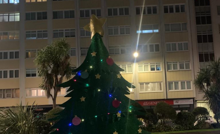 Un árbol artesanal con luces sorprende a los viandantes de la ronda de Outeiro, en A Coruña