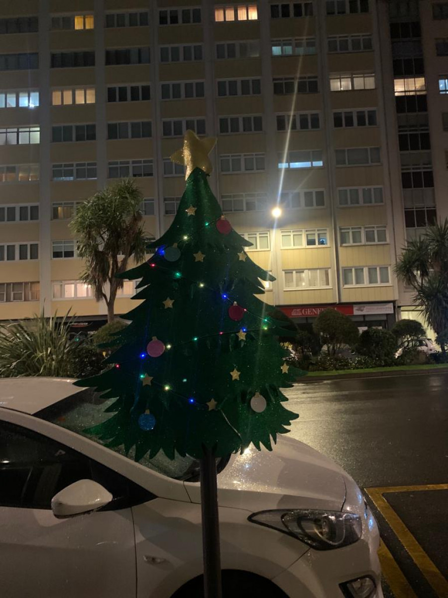 Un árbol artesanal con luces sorprende a los viandantes de la ronda de Outeiro, en A Coruña