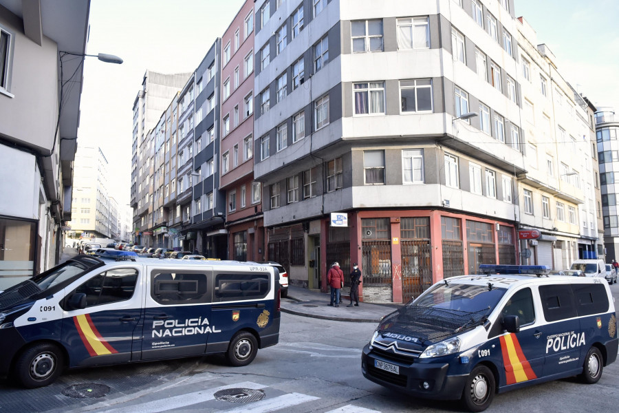 Una redada improvisada en un bar de Agra do Orzán acaba con un detenido